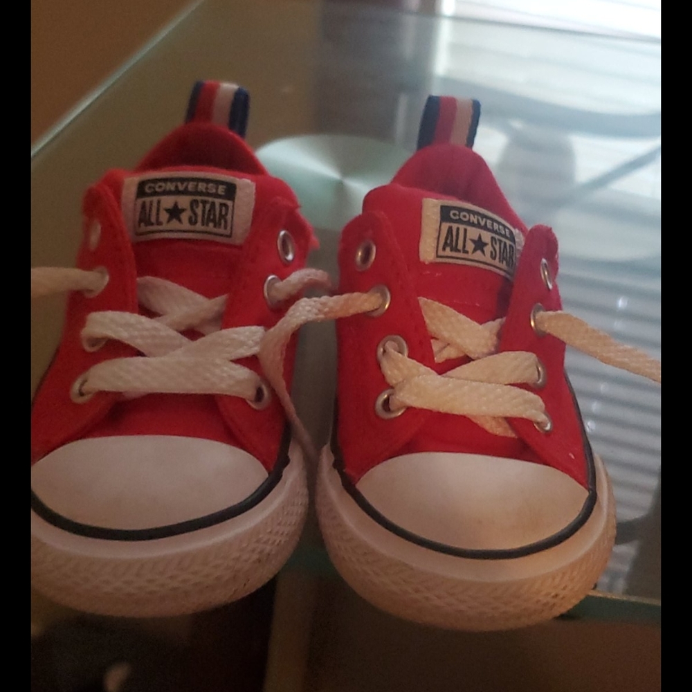 Size 5c red Chuck Taylor's